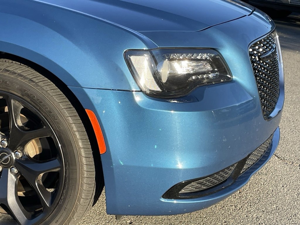 Used 2022 Chrysler 300 Touring w/ Sport Appearance Package image 9