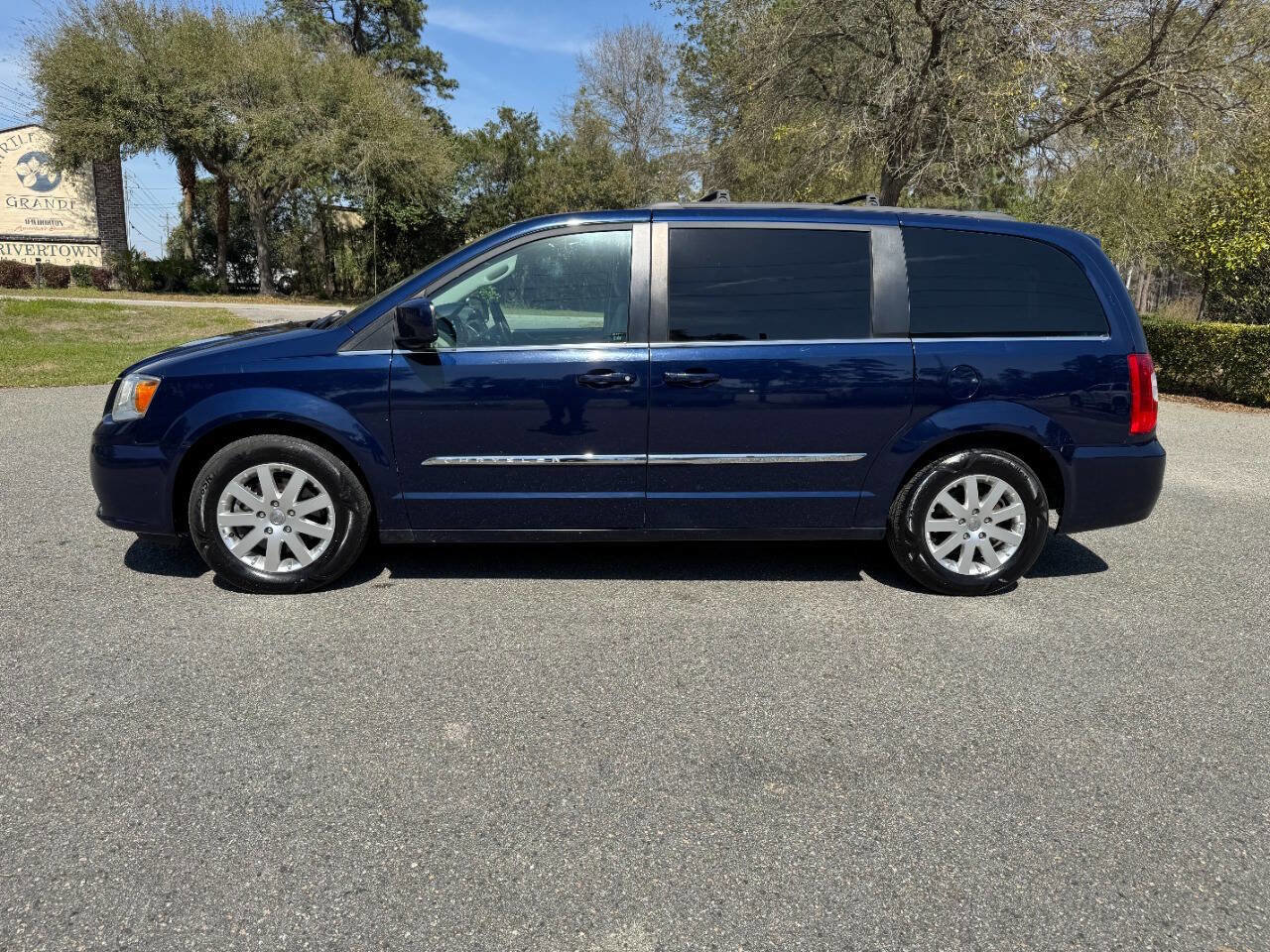 Used 2015 Chrysler Town & Country Touring image 3