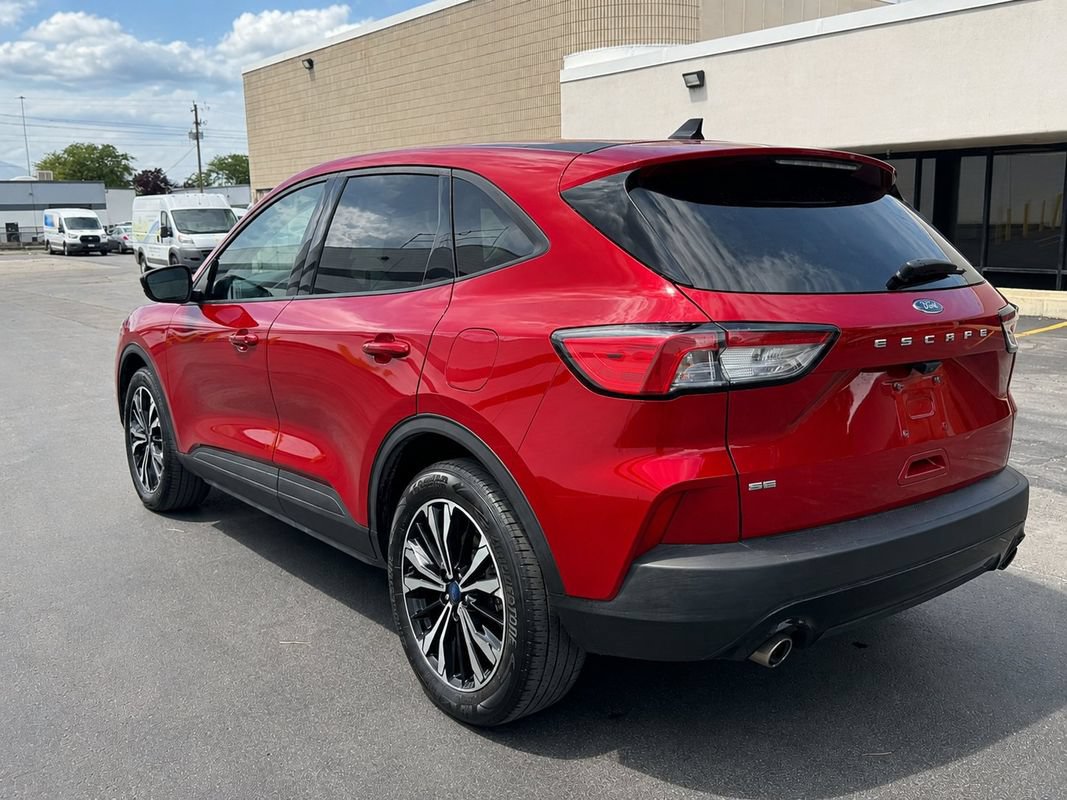 Used 2022 Ford Escape SE w/ SE Sport Appearance Package FWD image 3