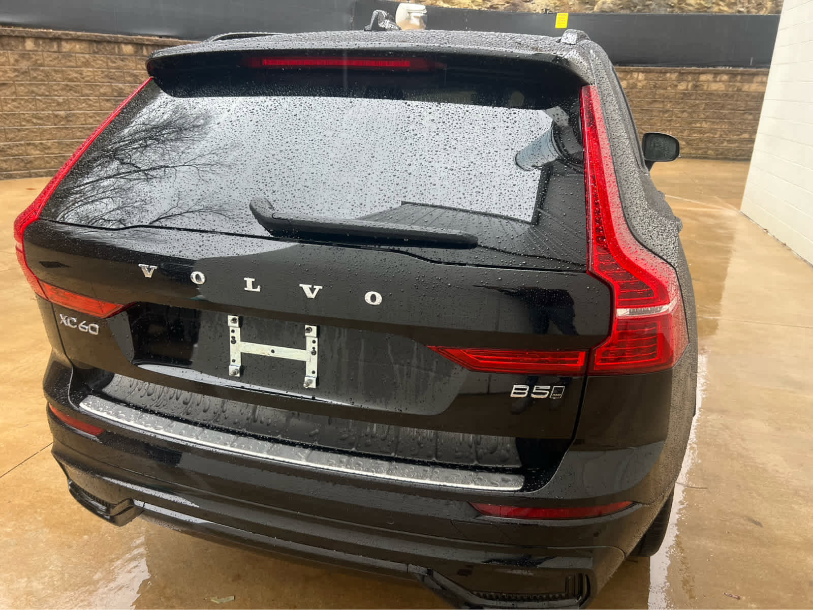 Used 2025 Volvo XC60 B5 Ultra w/ Protection Package Premier image 5