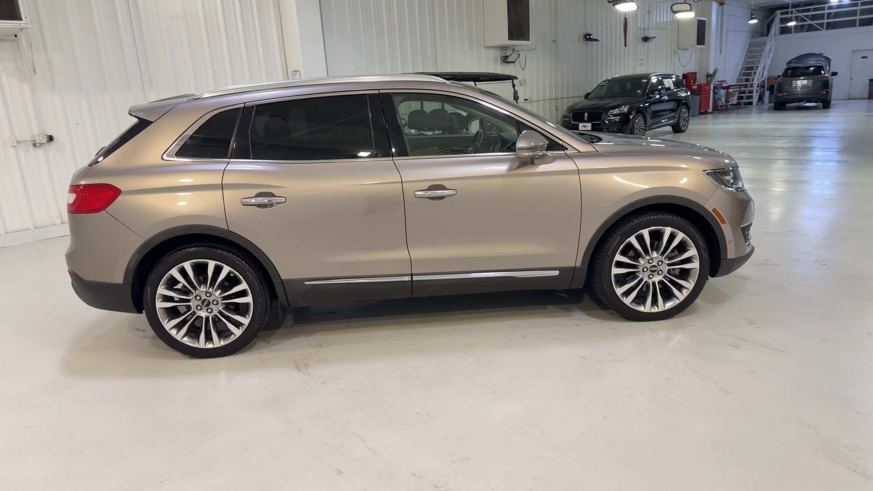 Used 2018 Lincoln MKX Reserve w/ Driver Assistance Package FWD image 2