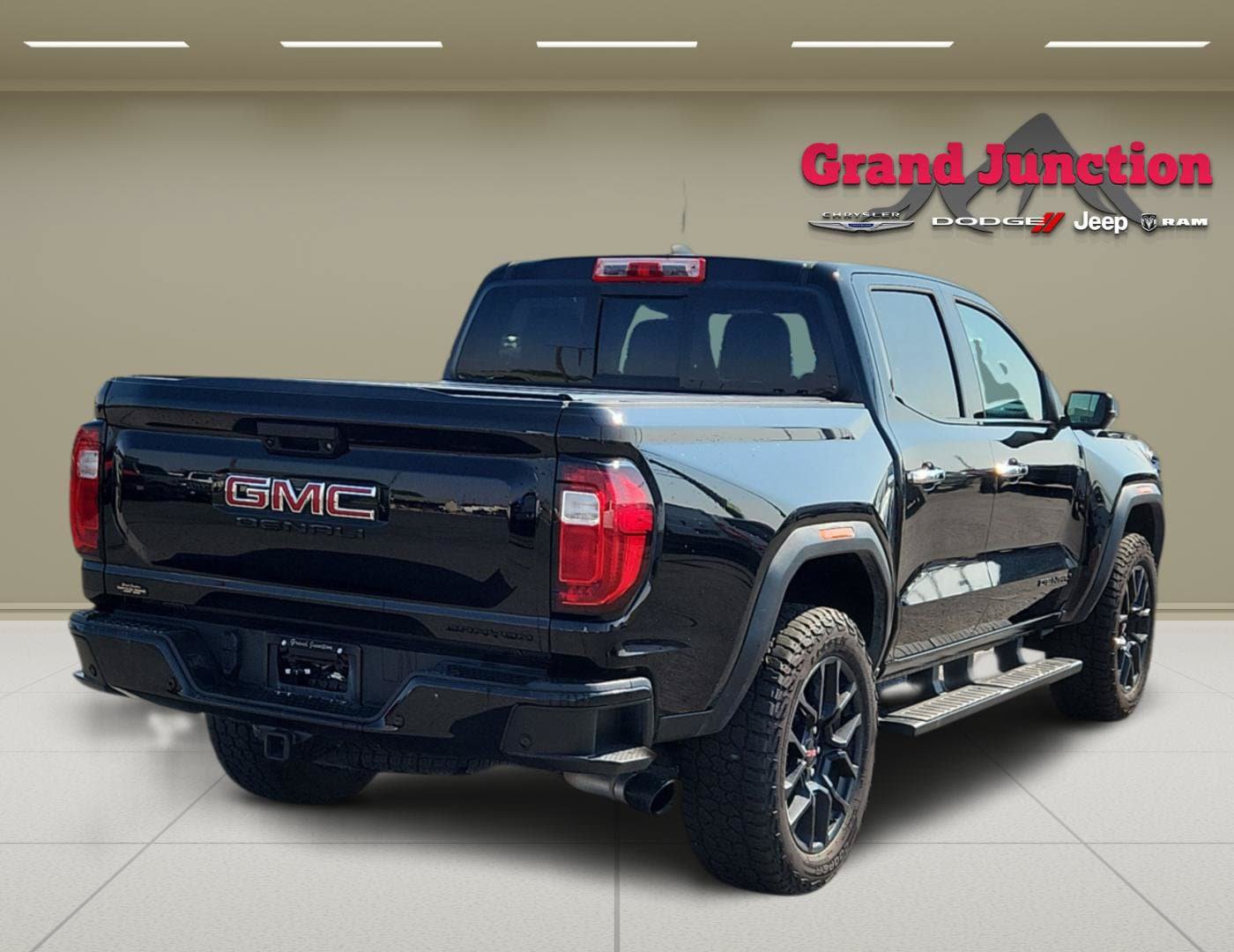 Used 2023 GMC Canyon Denali w/ Denali Black Edition AWD/4WD image 4