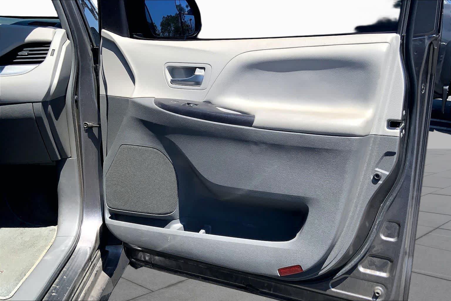 Used 2018 Toyota Sienna LE w/ Carpet Mat Package FWD image 22