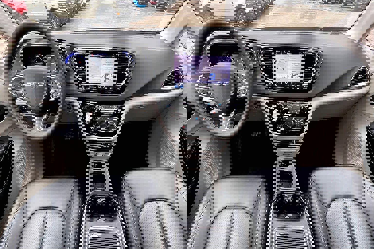 Used 2024 Chrysler Pacifica Touring-L image 16