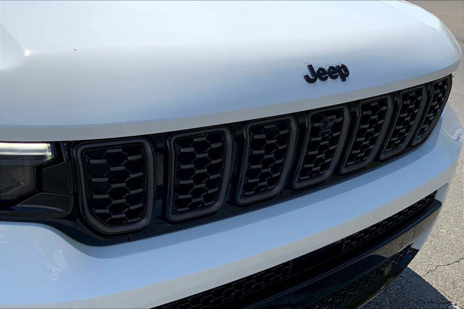 Used 2025 Jeep Grand Cherokee L Summit AWD/4WD image 30