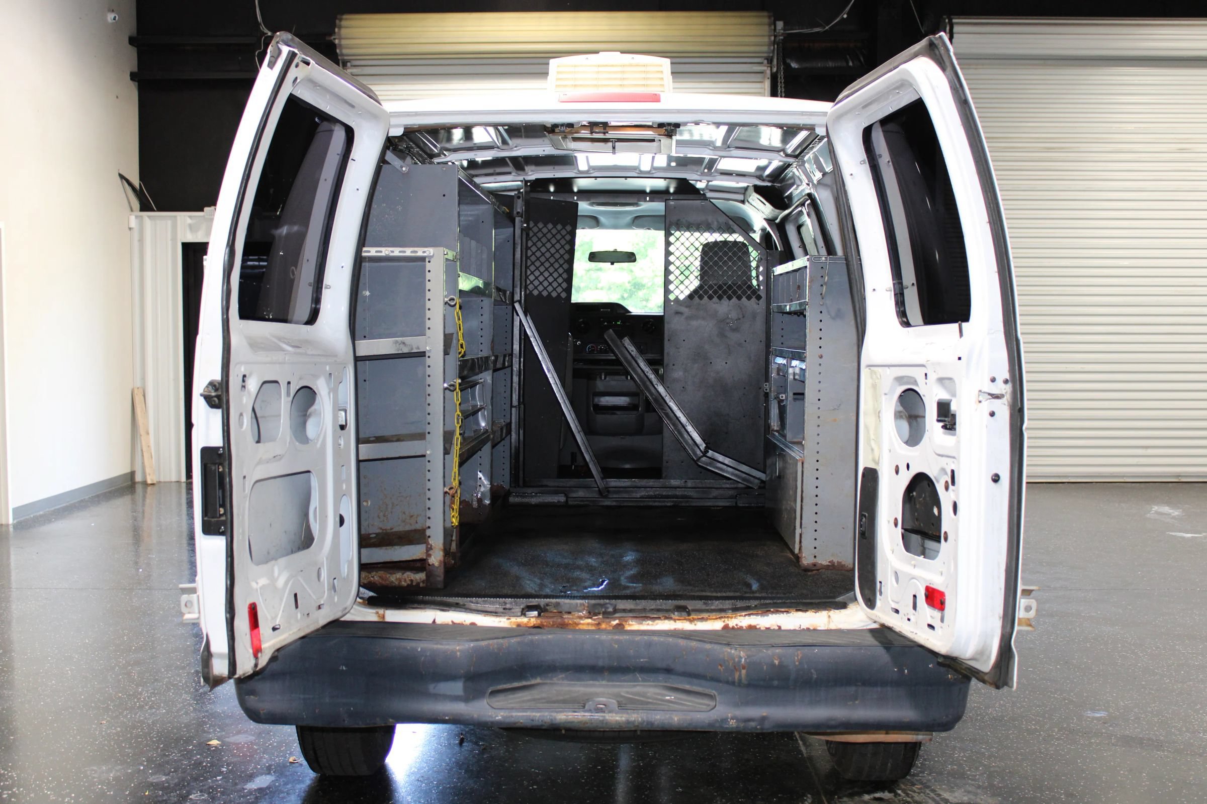 Used 2009 Ford E-350 and Econoline 350 Super Duty RWD image 23