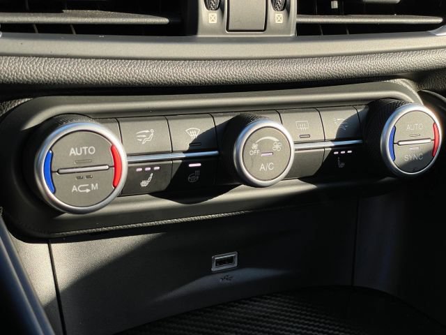 Used 2018 Alfa Romeo Giulia Quadrifoglio w/ Driver Assist Dynamic Package RWD image 27