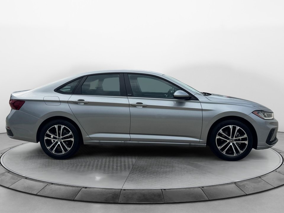Used 2026 Volkswagen Jetta Sport FWD image 8