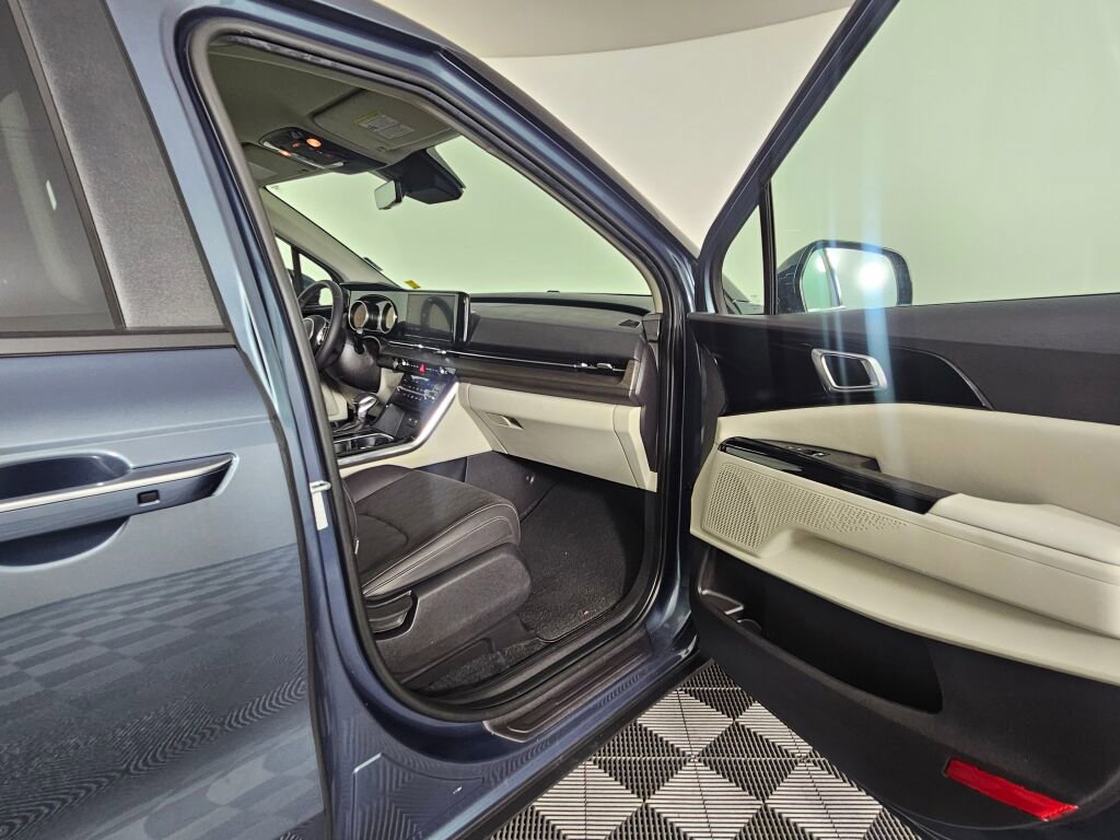 Used 2024 Kia Carnival EX image 40