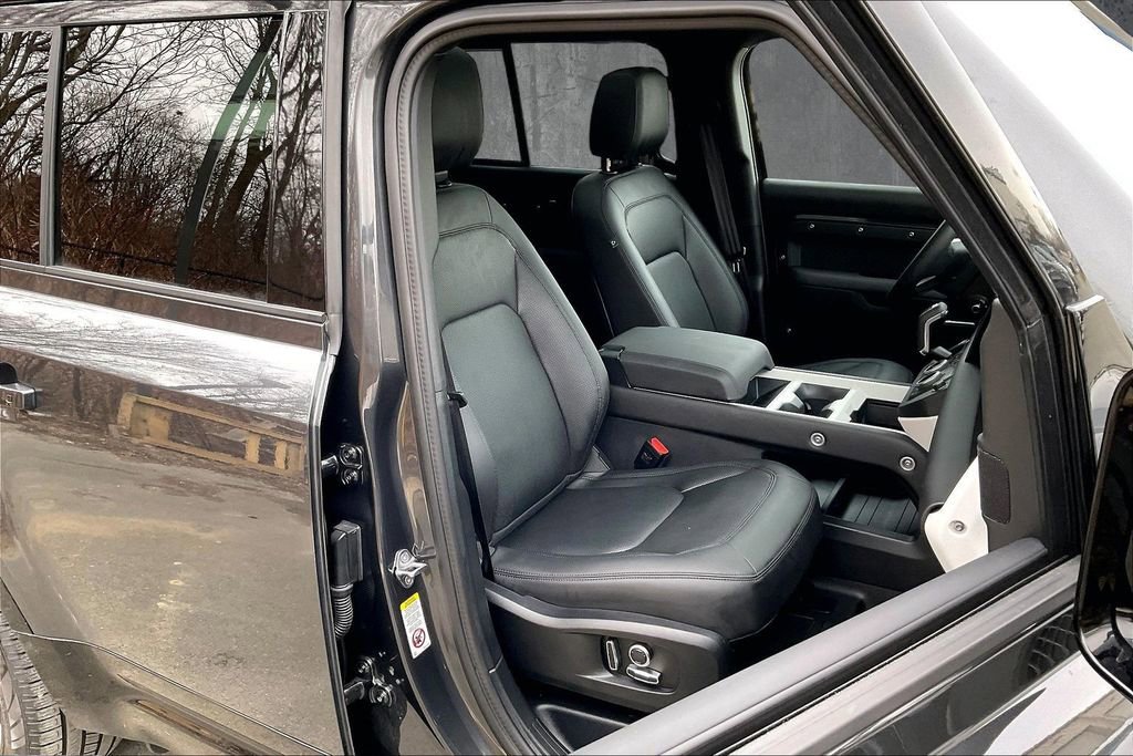 Used 2025 Land Rover Defender 130 X-Dynamic SE image 30