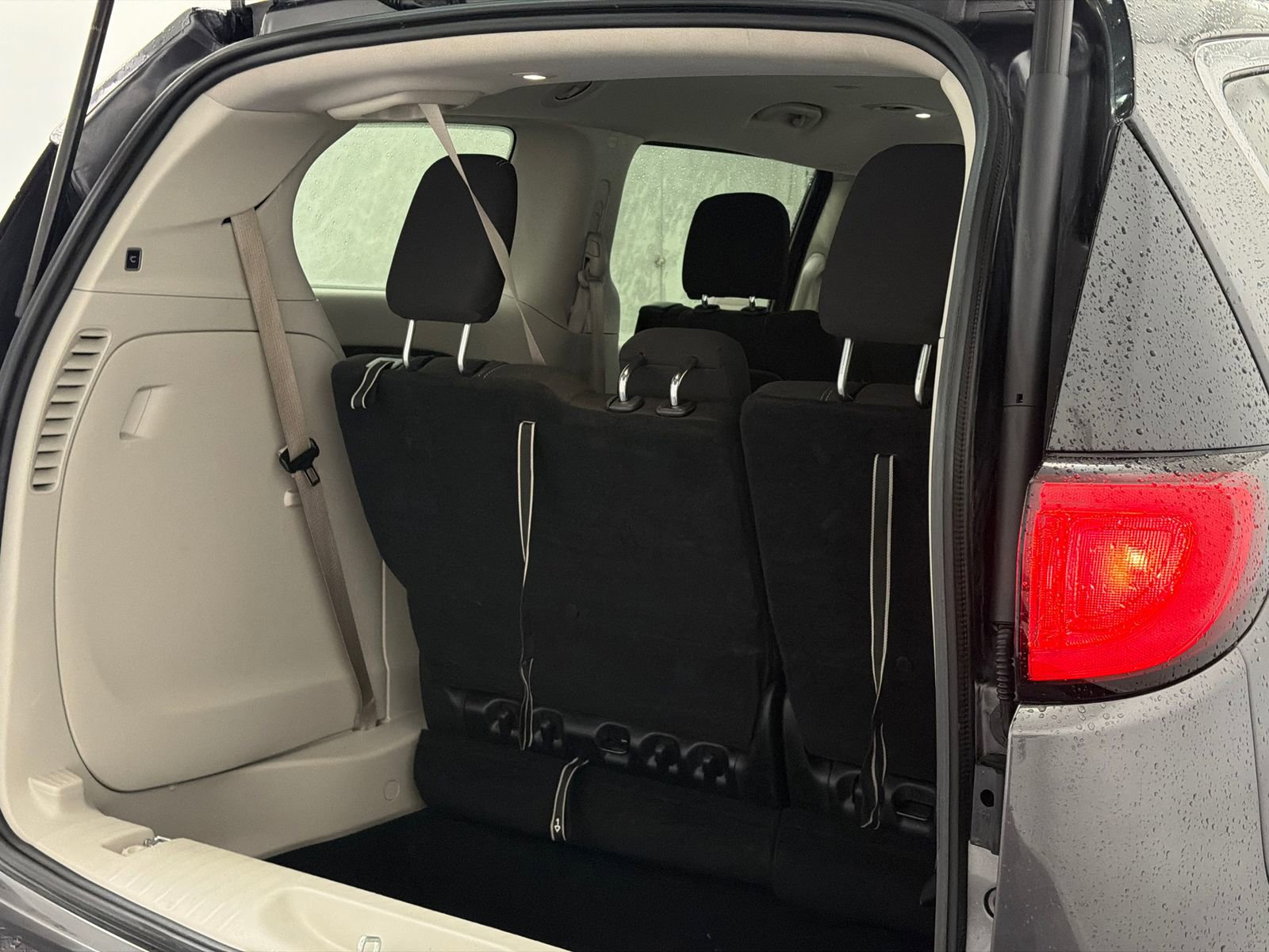 Used 2022 Chrysler Voyager LX image 8