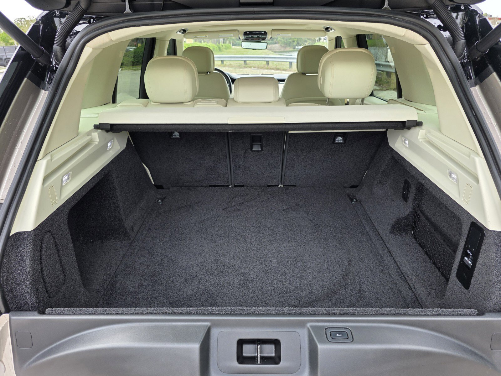 Certified 2023 Land Rover Range Rover SE image 17