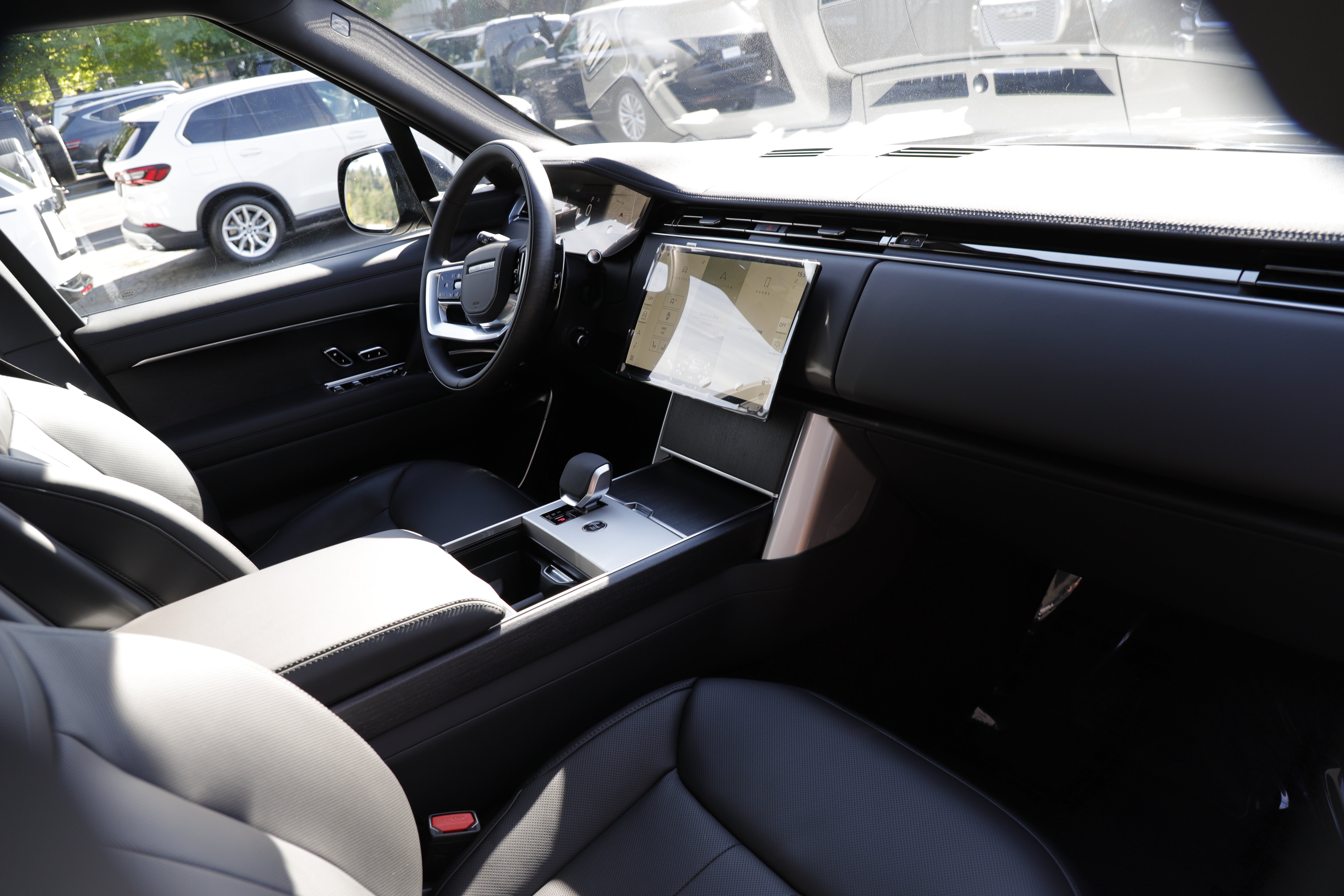 New 2026 Land Rover Range Rover Long Wheelbase SE AWD/4WD image 13