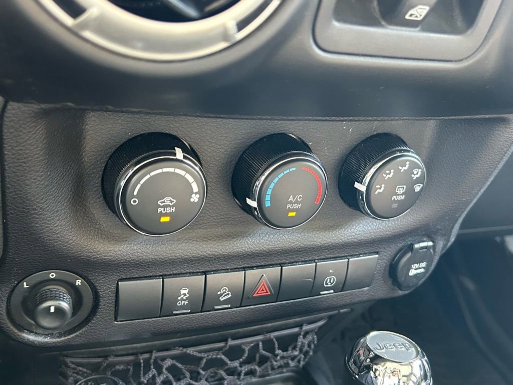 Certified 2017 Jeep Wrangler Unlimited Rubicon w/ Connectivity Group image 36