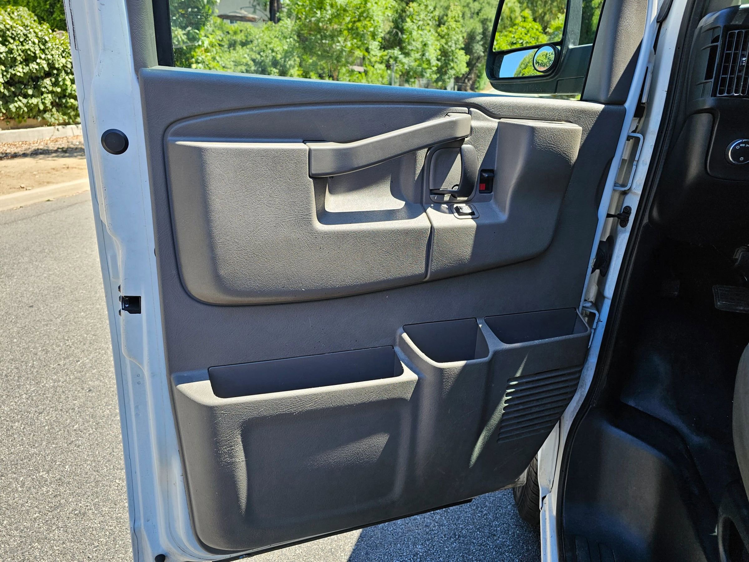 Used 2018 Chevrolet Express 2500 Extended image 17