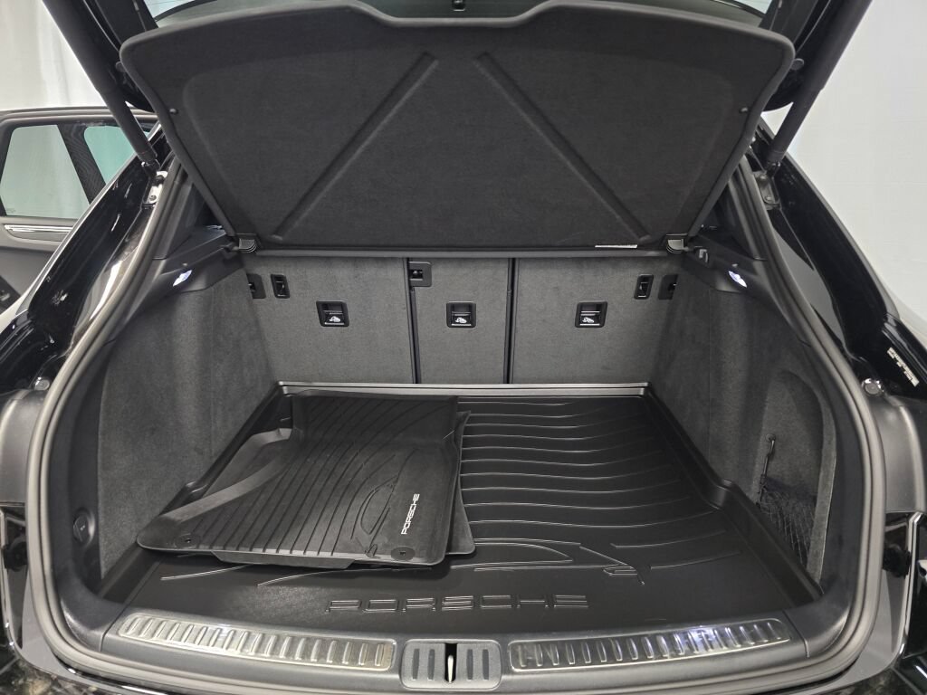Certified 2026 Porsche Macan AWD/4WD image 12