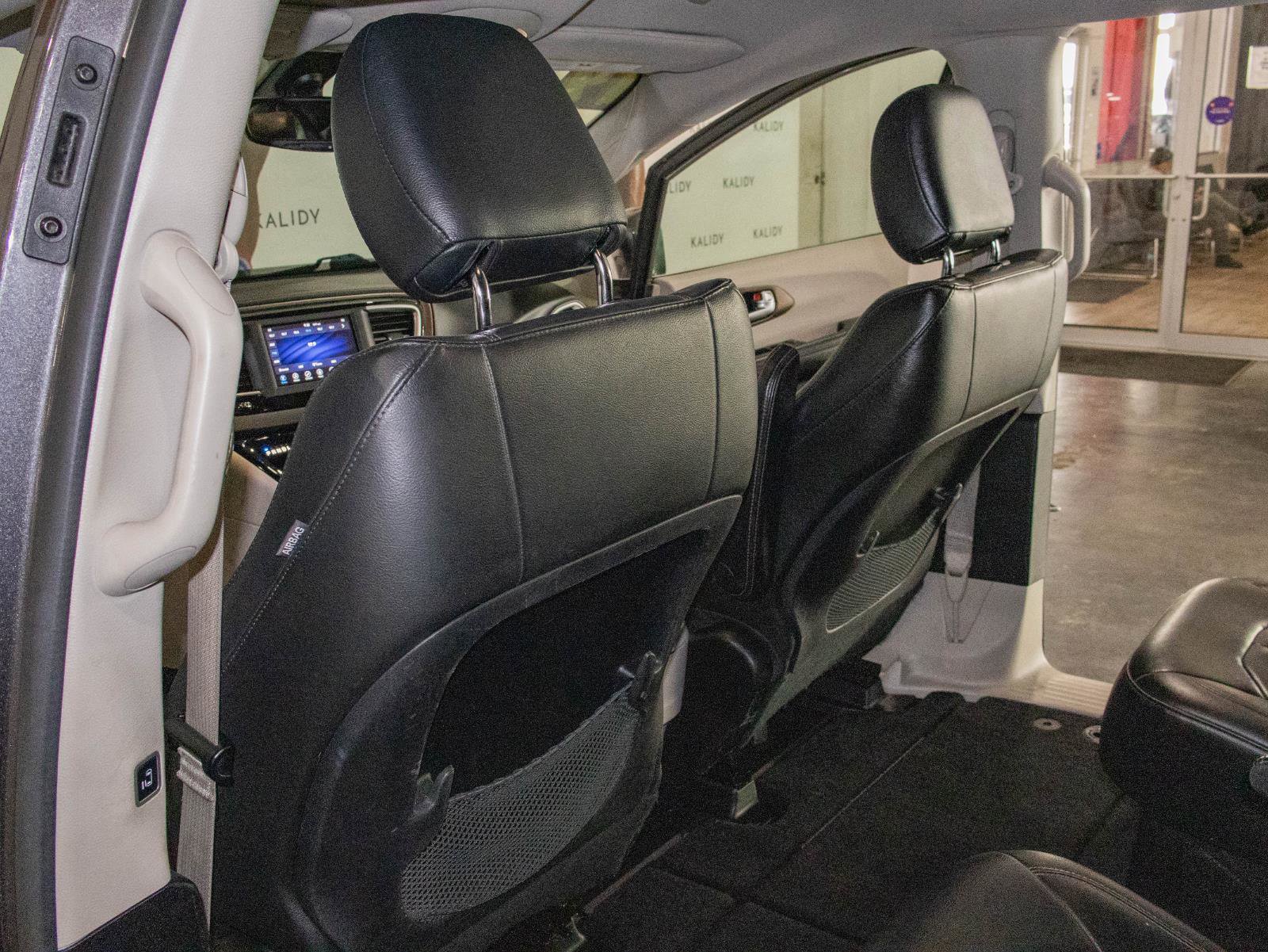 Used 2019 Chrysler Pacifica Touring-L image 9