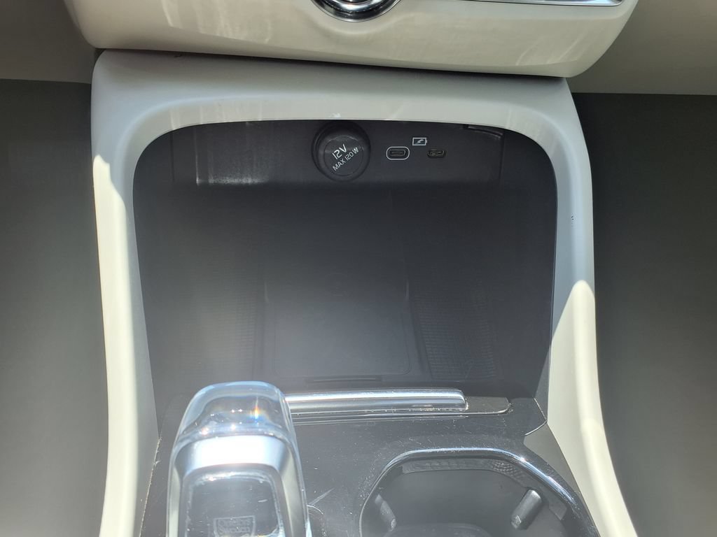 Used 2024 Volvo XC40 B5 Plus AWD/4WD image 36