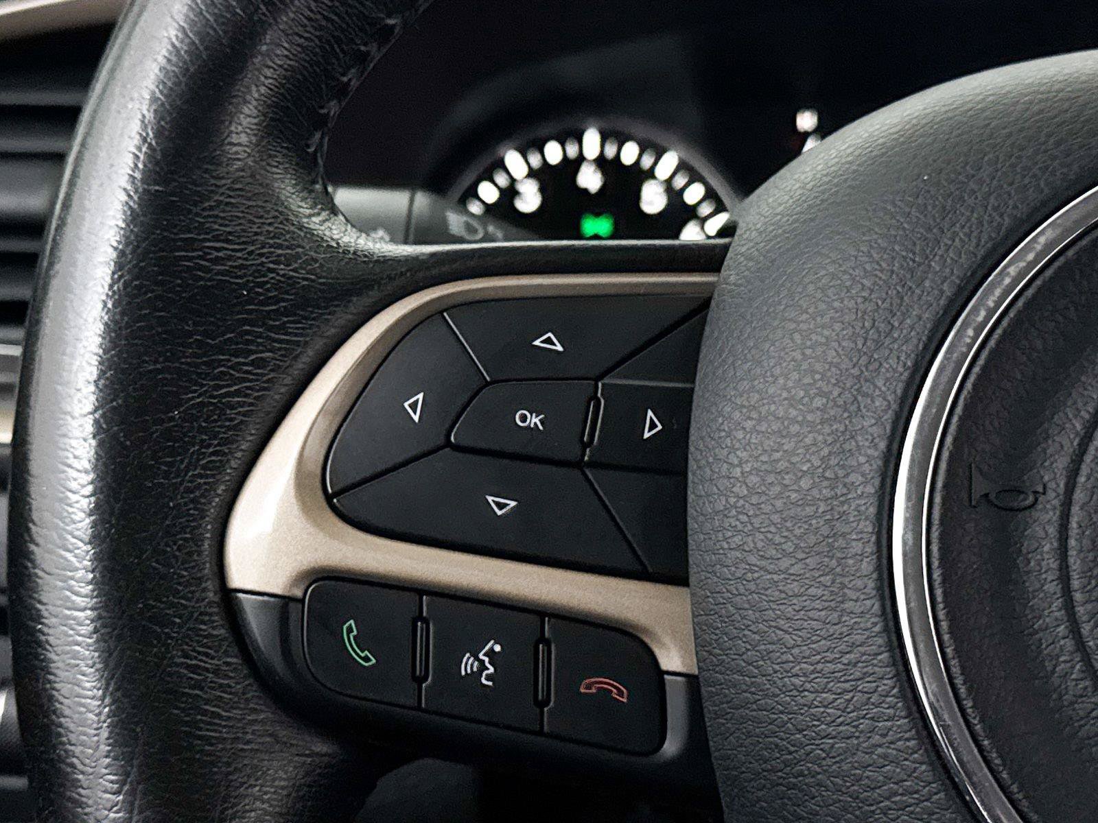 Used 2015 Jeep Renegade Latitude FWD image 29