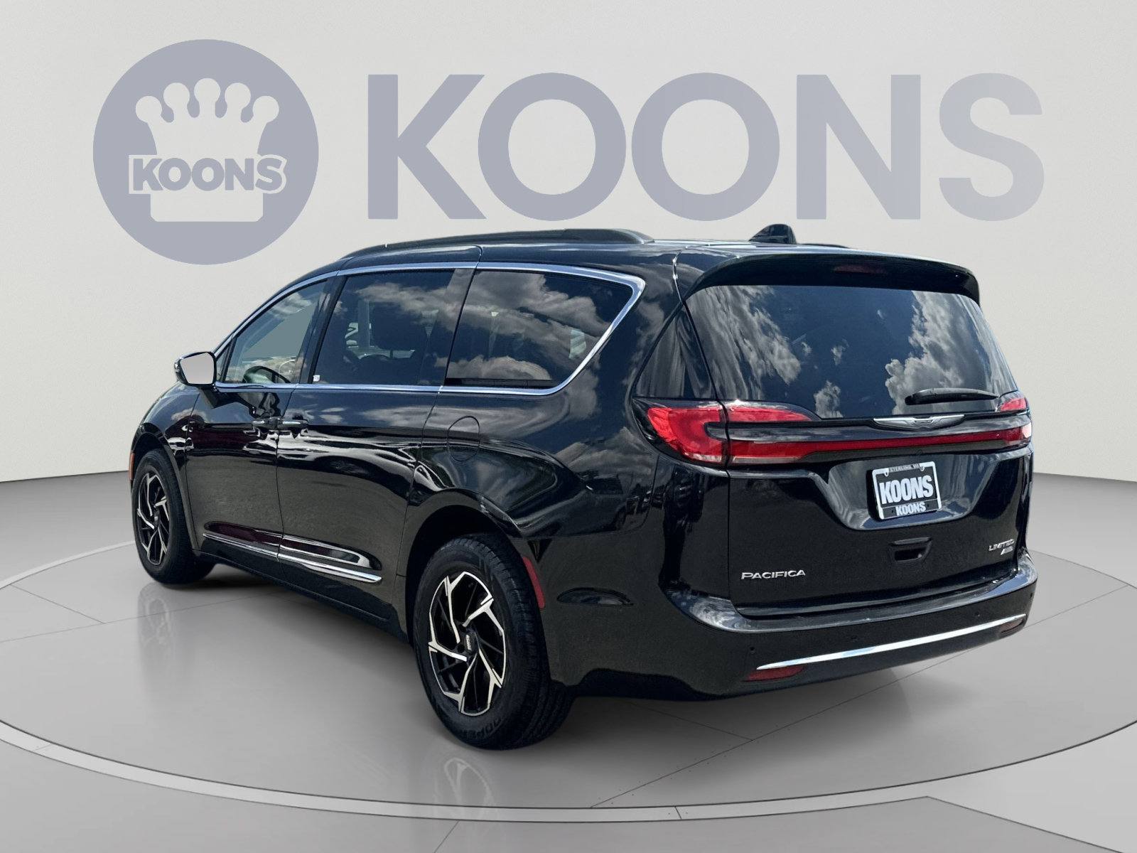 Used 2023 Chrysler Pacifica Limited w/ Uconnect Theater Family Group AWD/4WD image 8