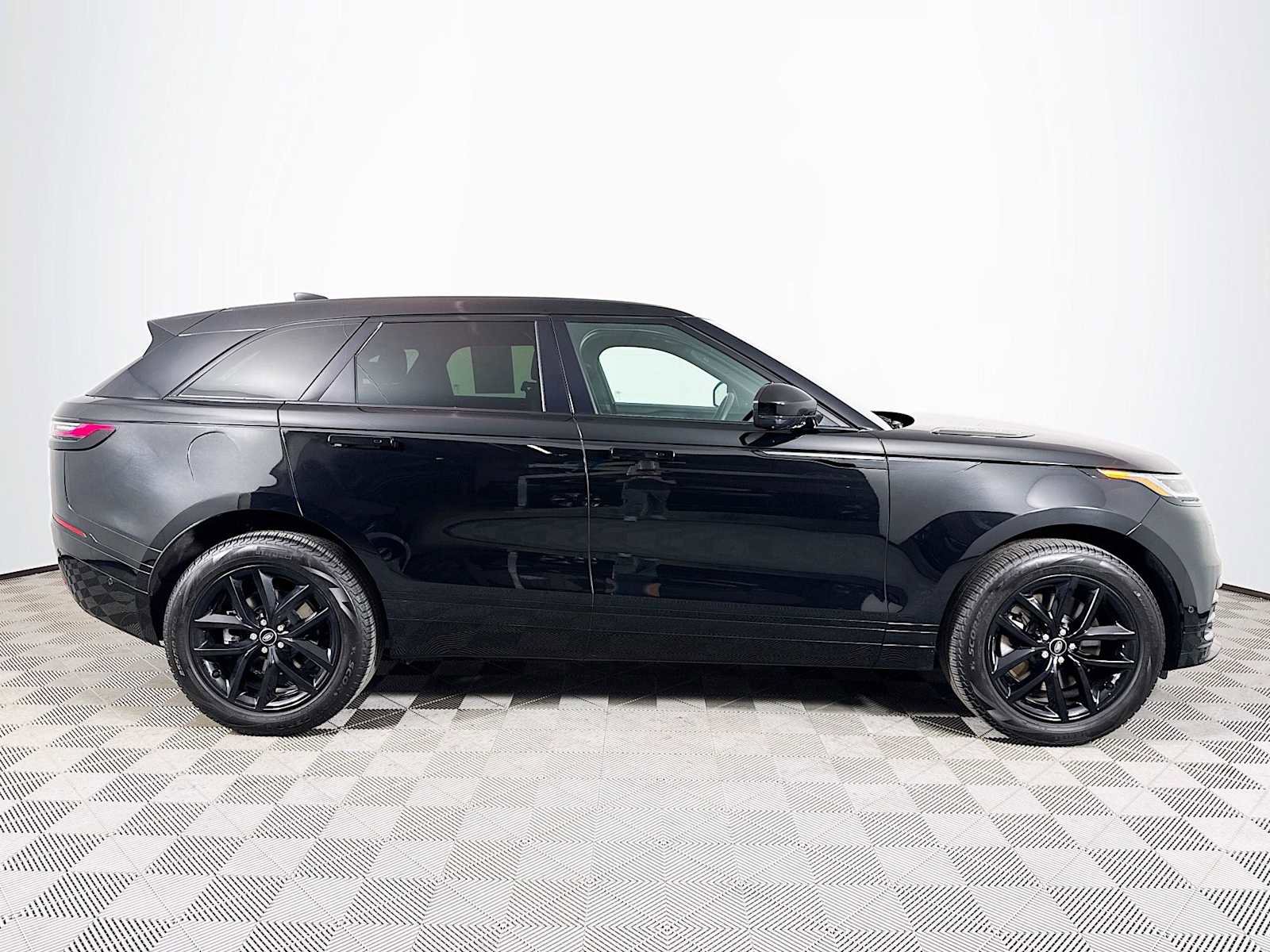 Used 2026 Land Rover Range Rover Velar Dynamic SE AWD/4WD image 4
