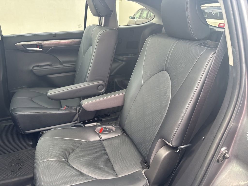 Used 2023 Toyota Highlander Platinum image 34