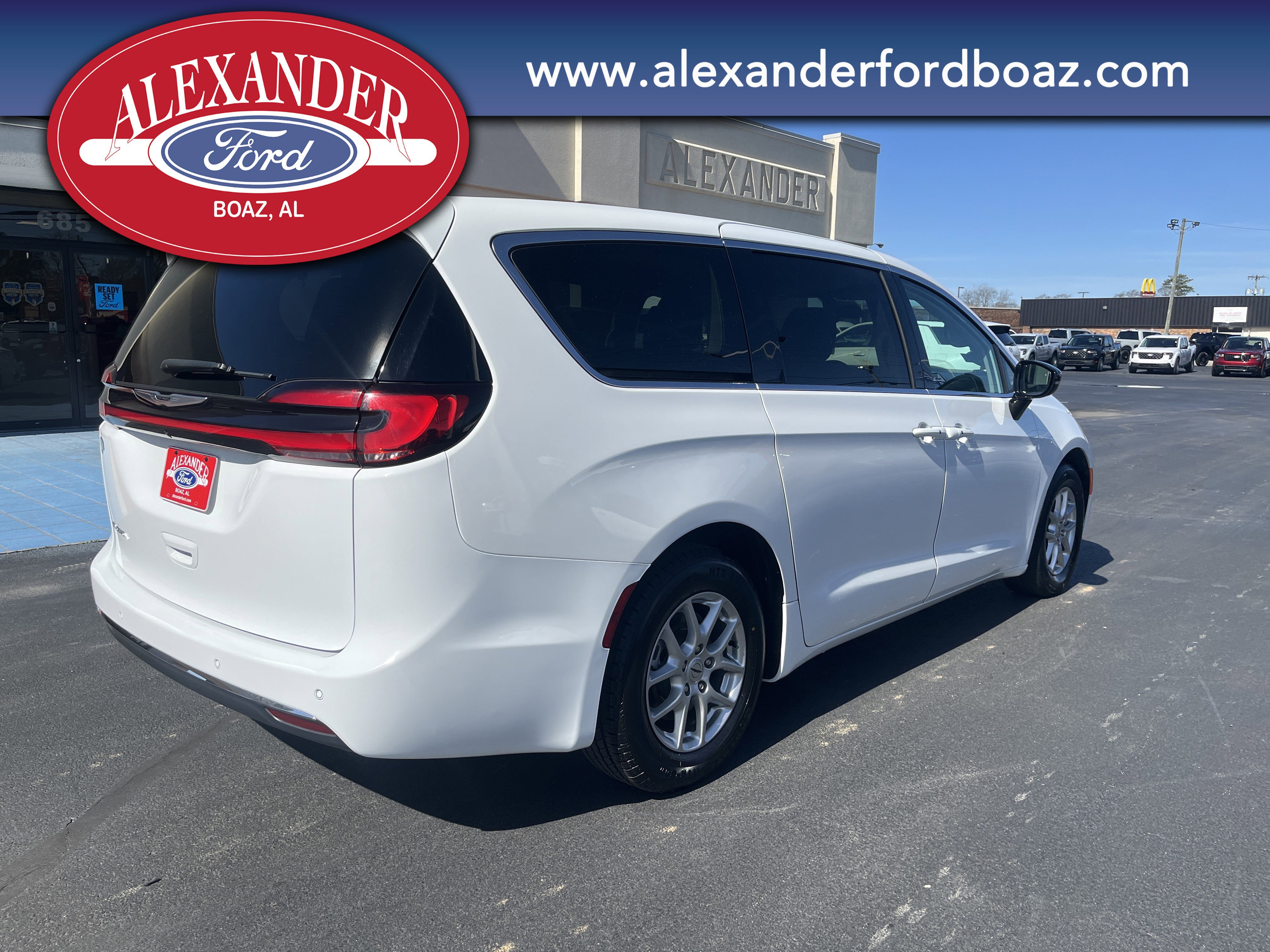 Used 2024 Chrysler Pacifica Touring-L image 4