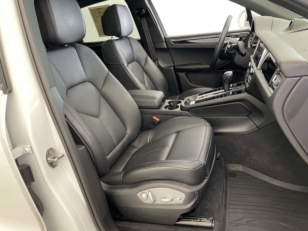 Certified 2025 Porsche Macan image 23