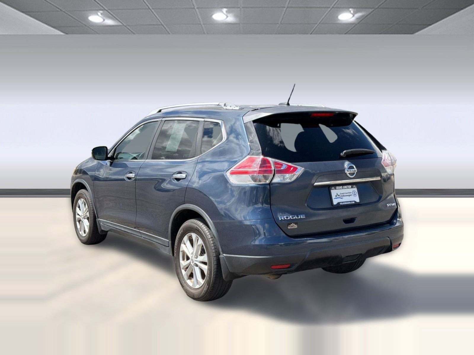 Used 2015 Nissan Rogue SV image 3