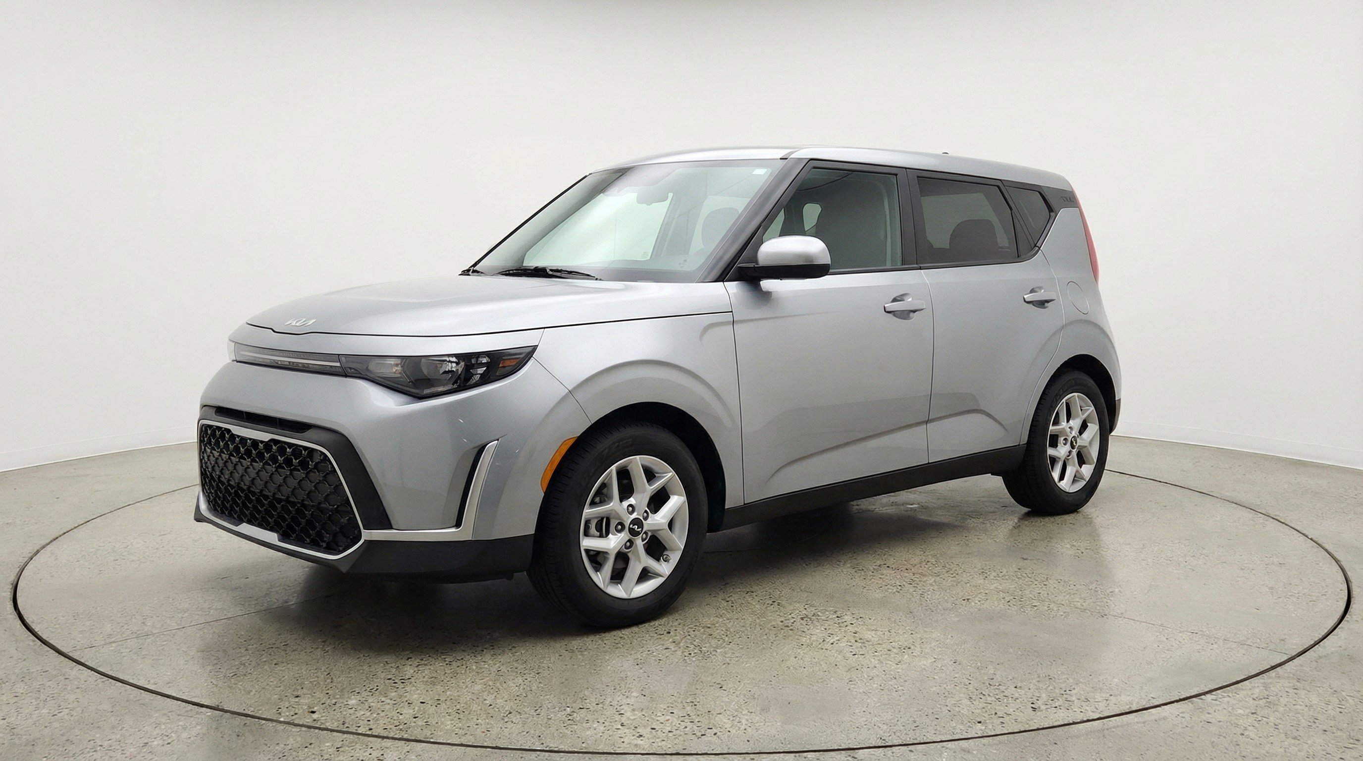 Used 2025 Kia Soul LX w/ LX Technology Package FWD image 3