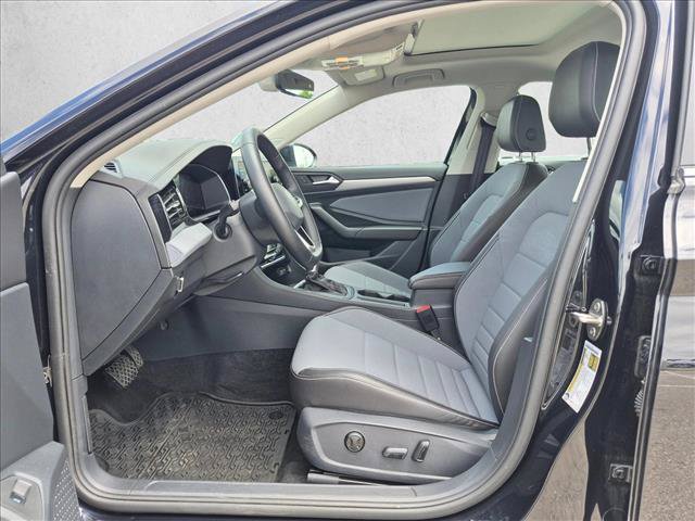 Used 2025 Volkswagen Jetta SE w/ Sunroof Package FWD image 18