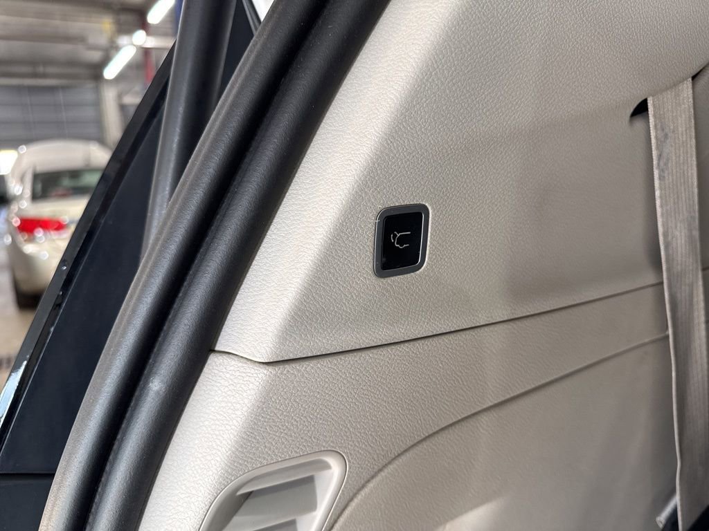 Used 2018 Chrysler Pacifica Touring-L image 12