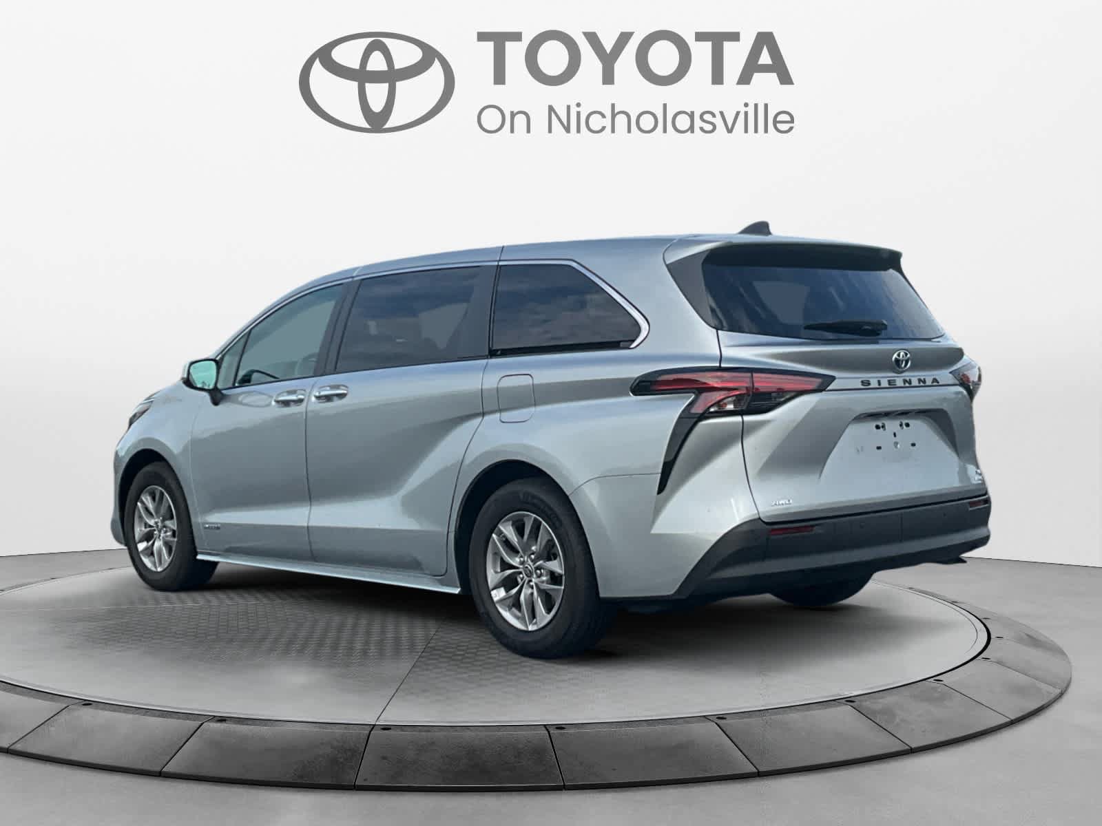 Used 2021 Toyota Sienna XLE AWD/4WD image 3