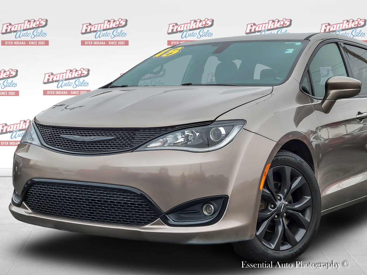 Used 2018 Chrysler Pacifica Touring Plus image 2