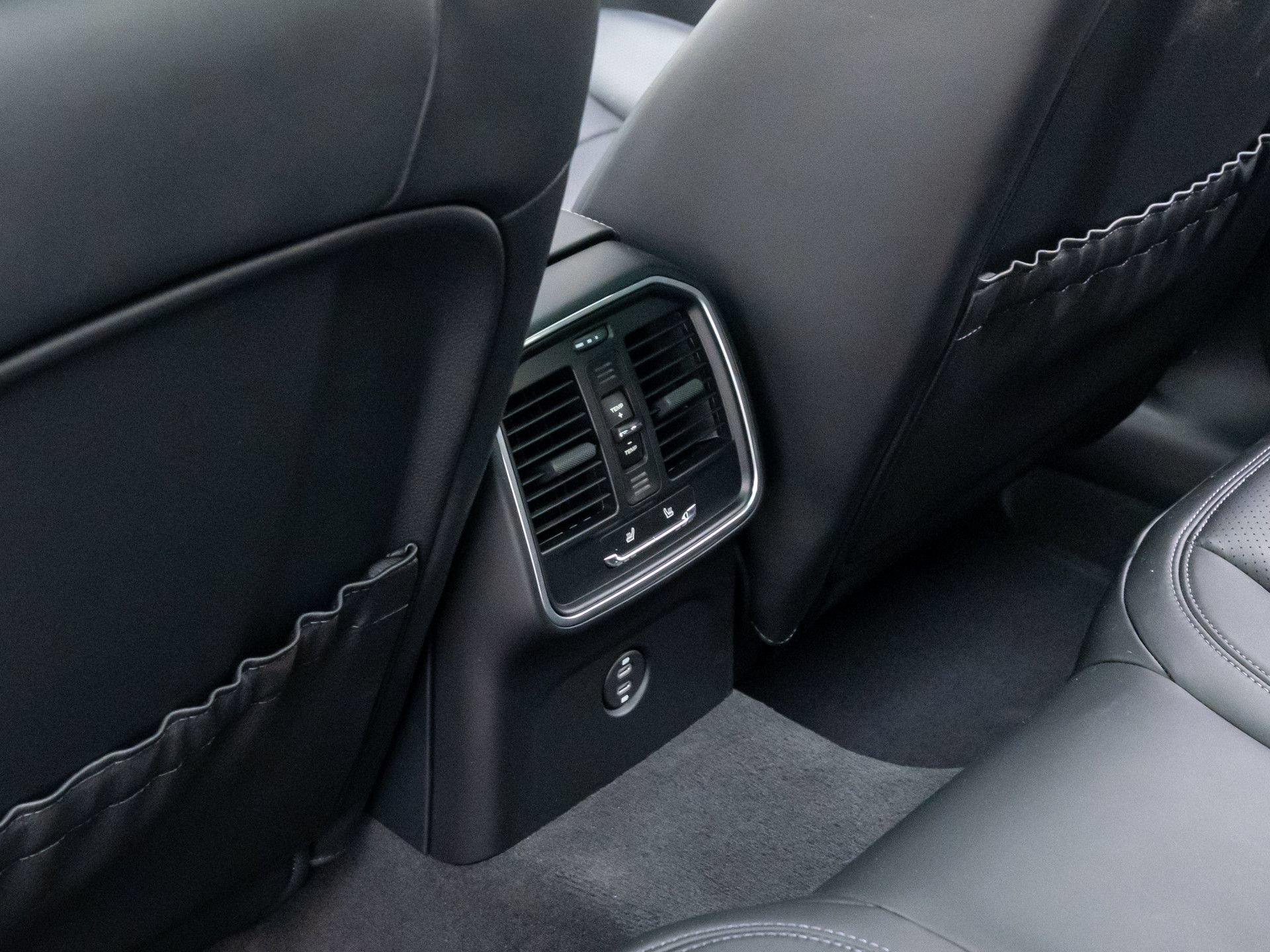 Certified 2026 Porsche Macan AWD/4WD image 18