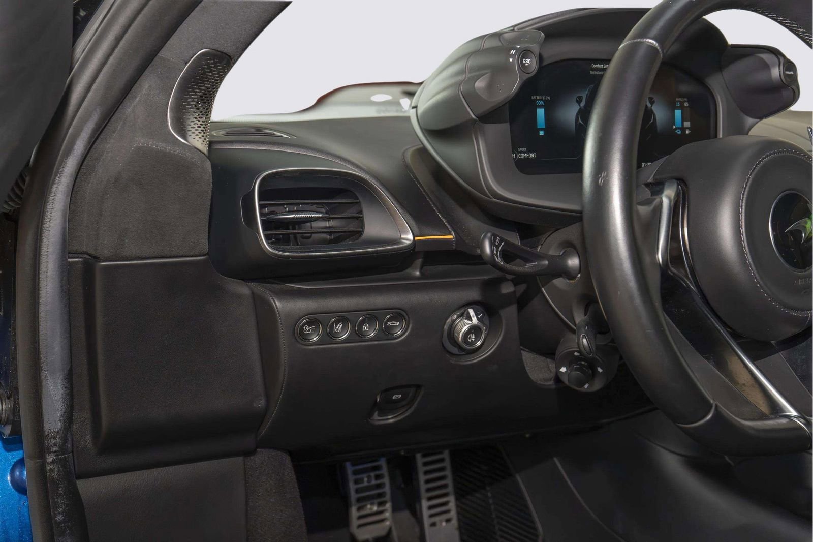 Used 2023 McLaren Artura RWD image 21