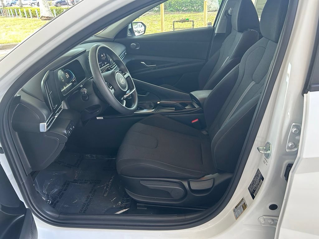 Used 2025 Hyundai Elantra SE FWD image 6