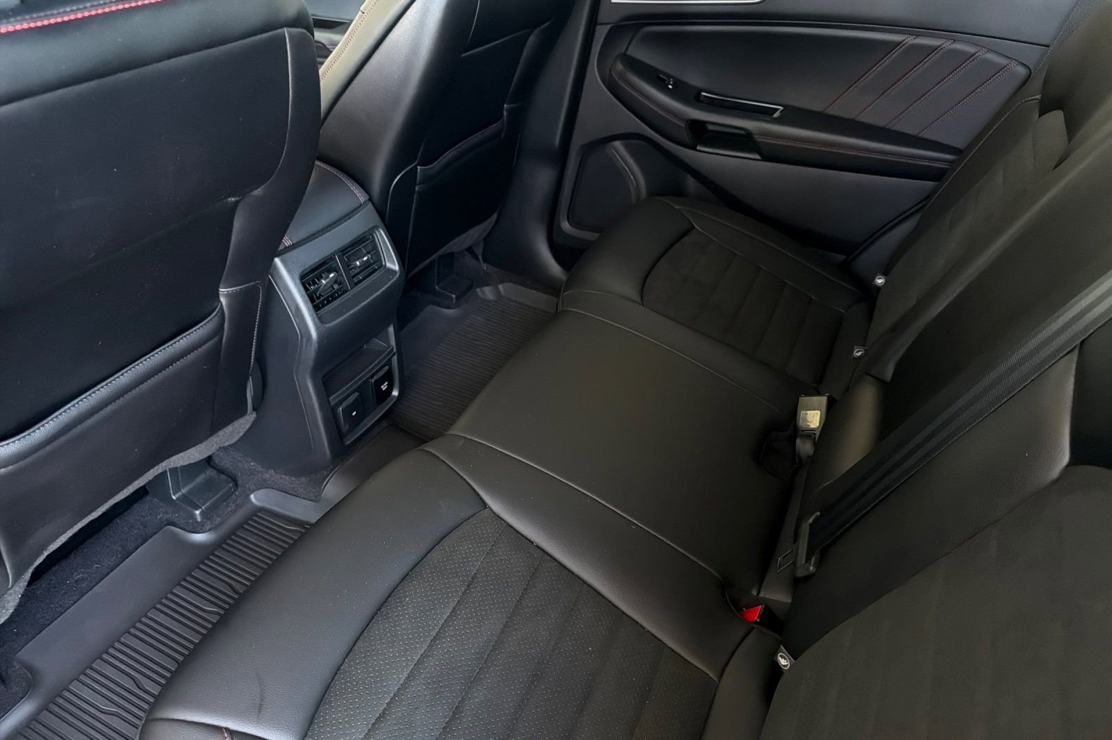 Used 2020 Ford Edge ST-Line w/ Cold Weather Package AWD/4WD image 13