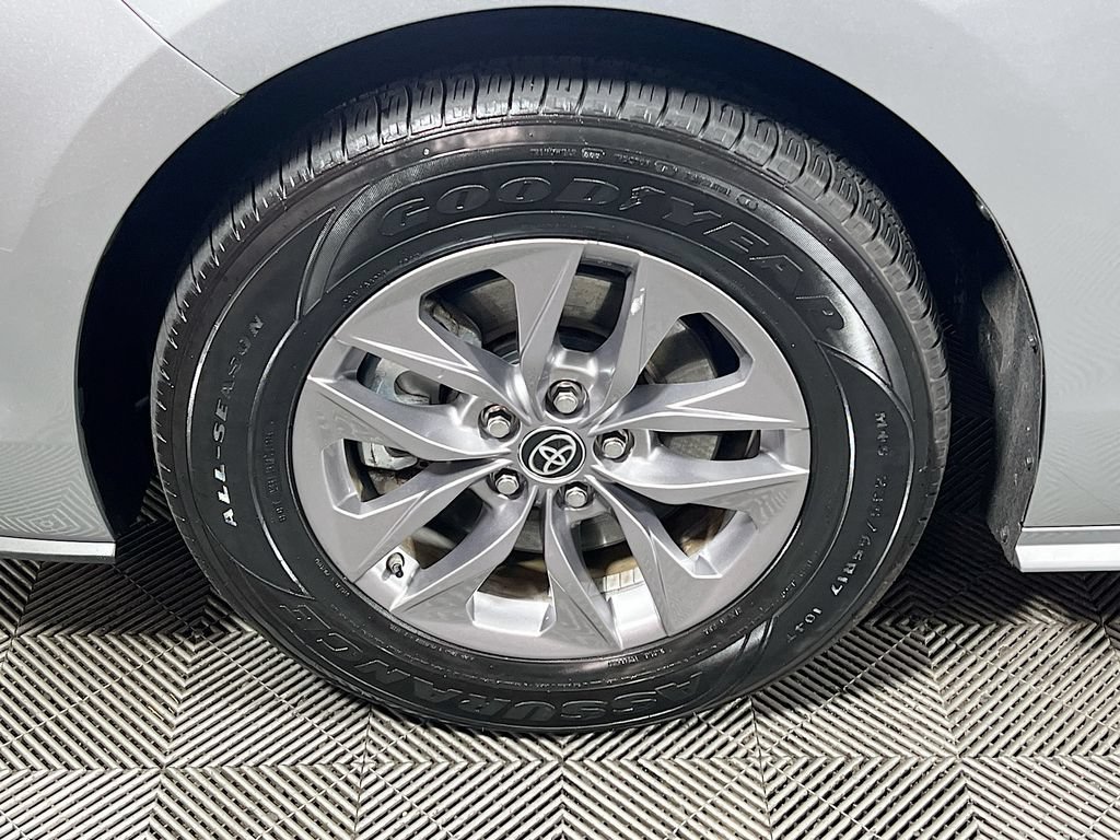 Certified 2025 Toyota Sienna XLE FWD image 29