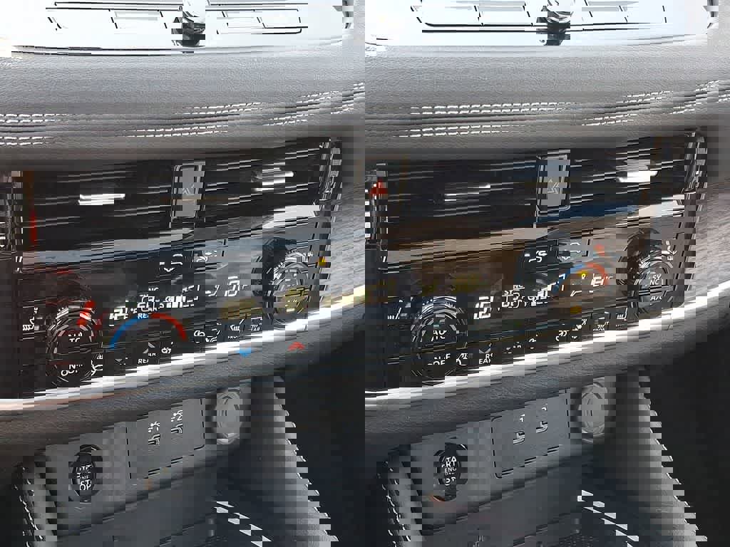 Used 2024 Nissan Rogue Platinum w/ Platinum Premium Package image 16