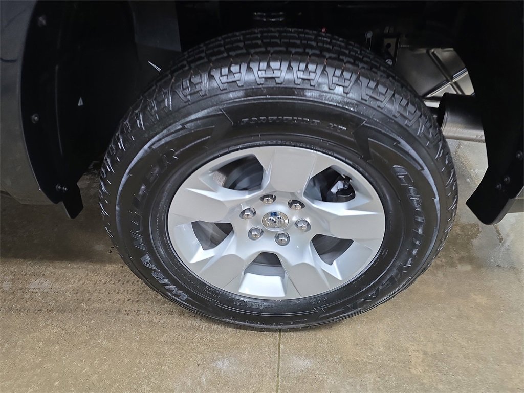 New 2026 RAM 1500 4x4 Crew Cab image 32