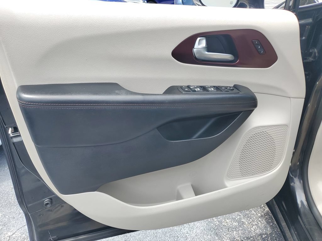 Used 2019 Chrysler Pacifica Limited FWD image 20