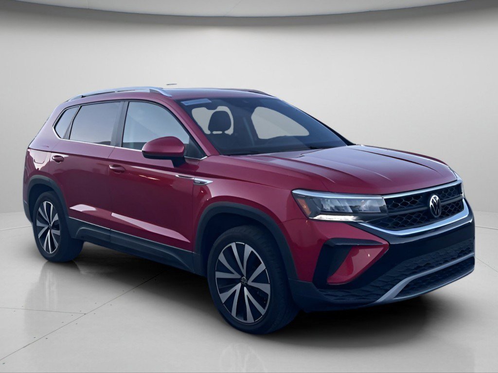 Used 2023 Volkswagen Taos SE w/ Panoramic Sunroof Package image 2