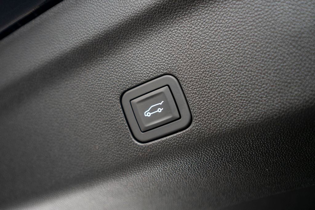 New 2026 Chevrolet Suburban High Country image 17