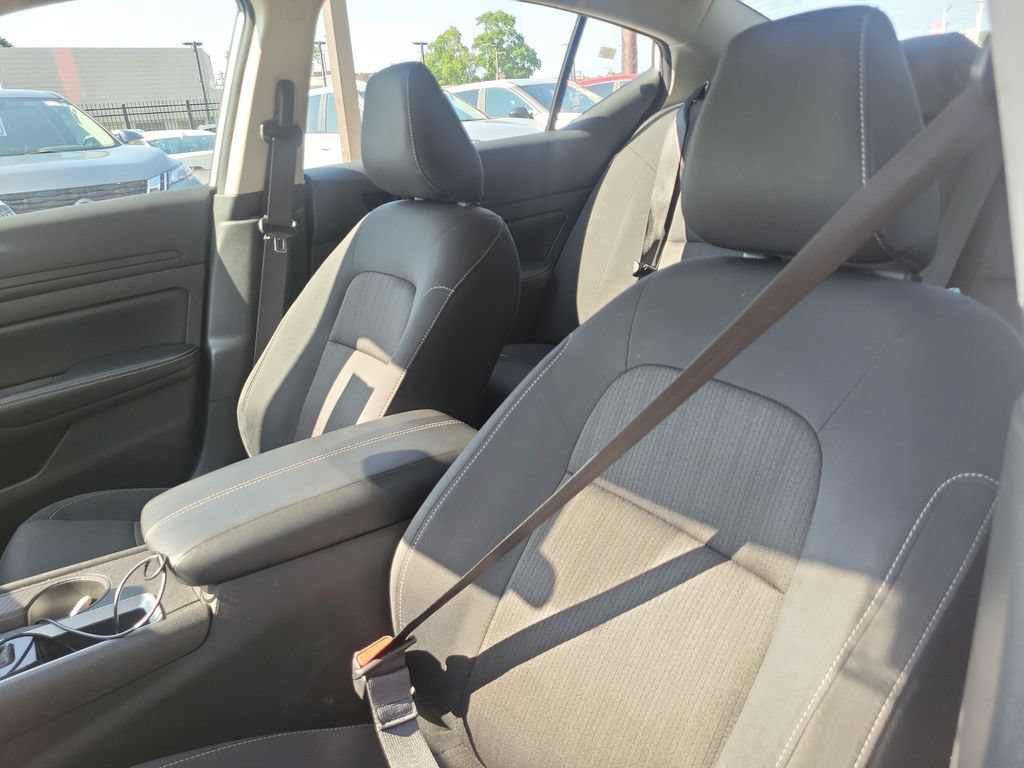 Used 2025 Nissan Altima 2.5 SV FWD image 15