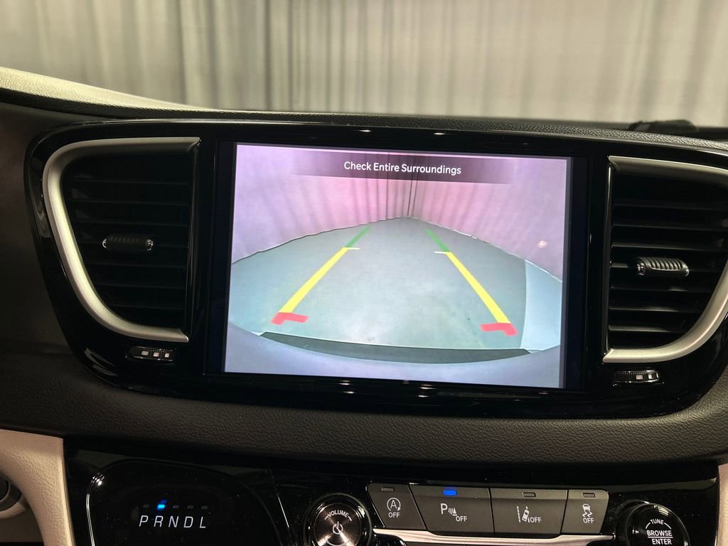Used 2024 Chrysler Pacifica Touring-L FWD image 18