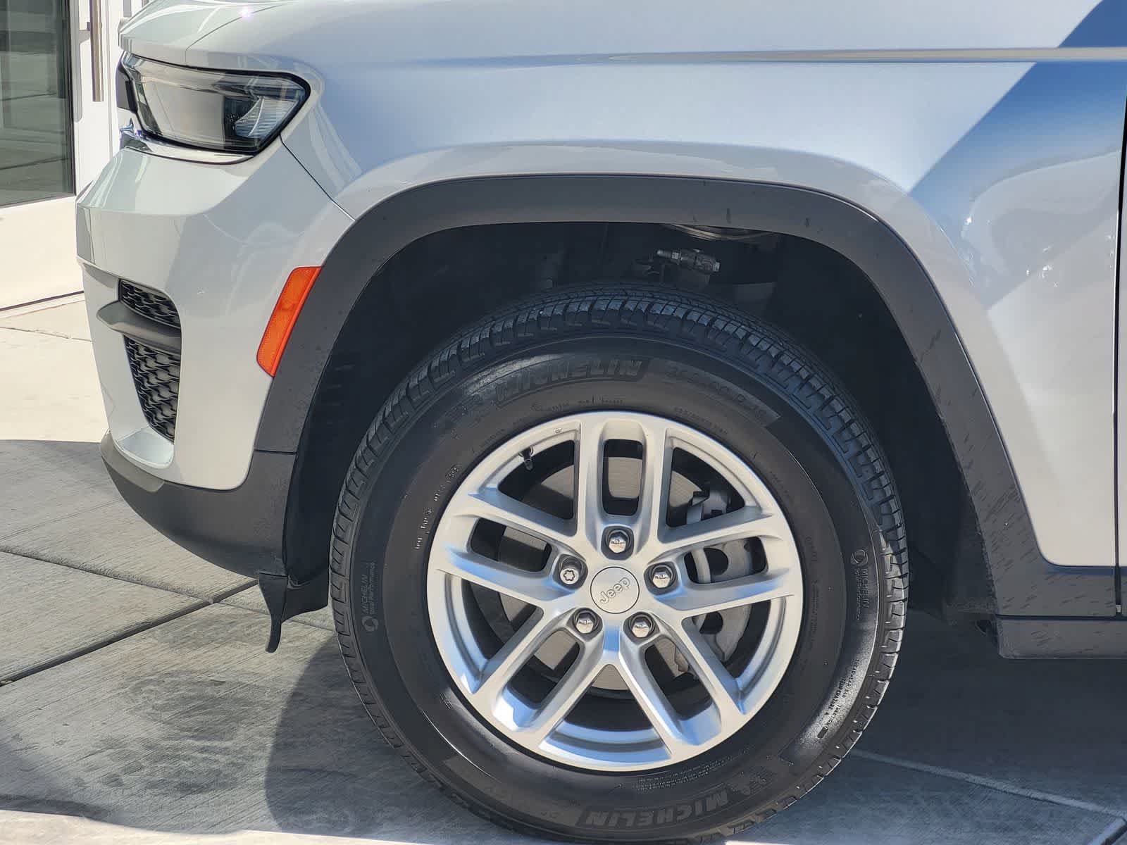 Used 2024 Jeep Grand Cherokee Laredo X AWD/4WD image 8