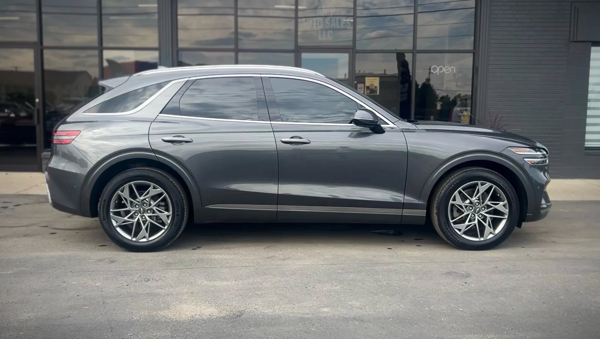 Used 2022 Genesis GV70 2.5T w/ Advanced Package AWD/4WD image 2