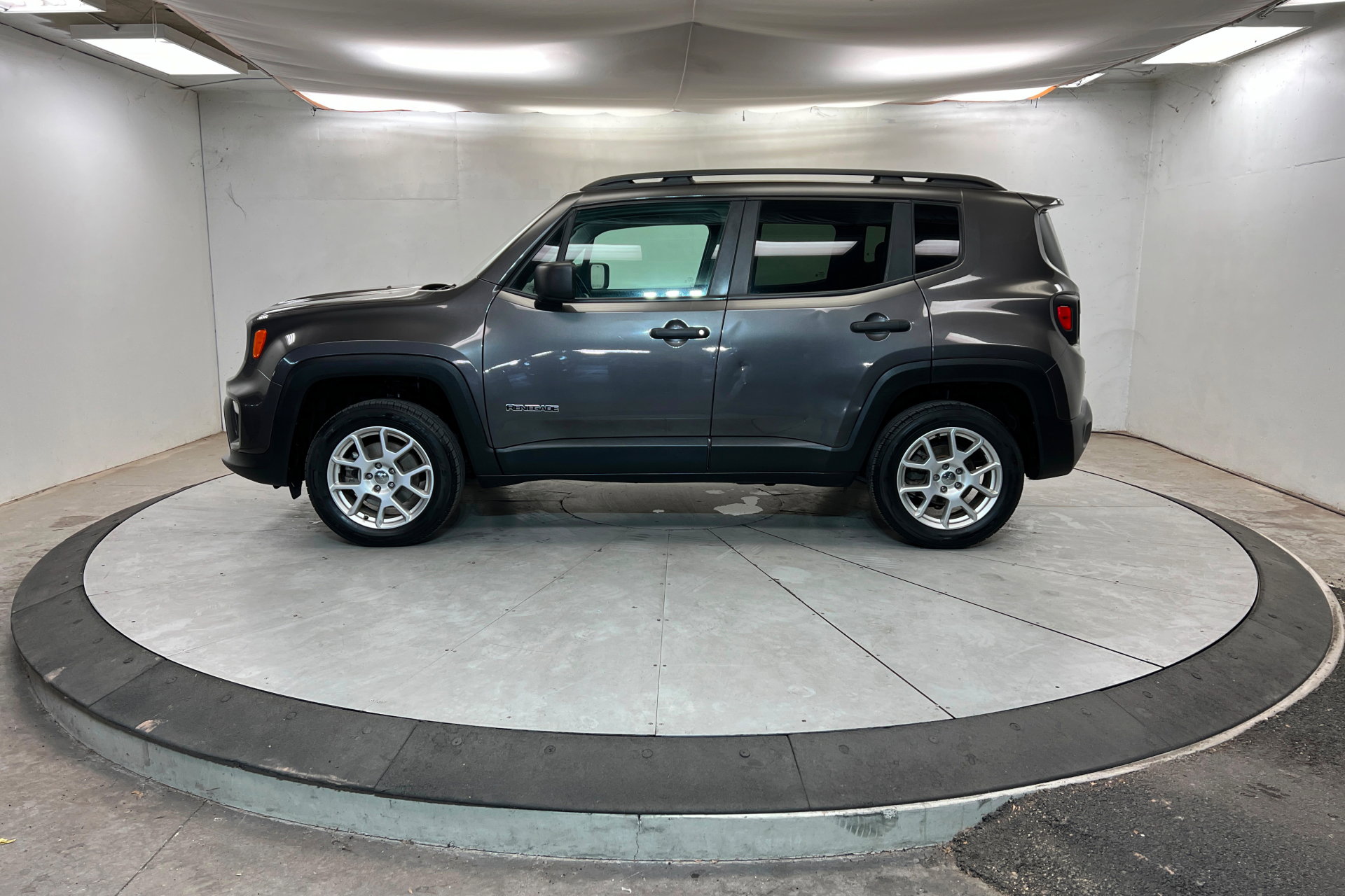 Used 2020 Jeep Renegade Sport w/ Sport Appearance Group AWD/4WD image 2