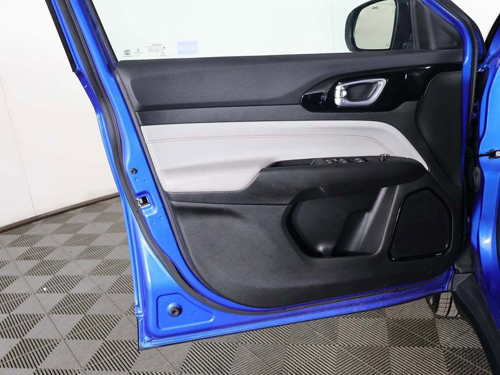 Used 2023 Jeep Compass Limited image 23